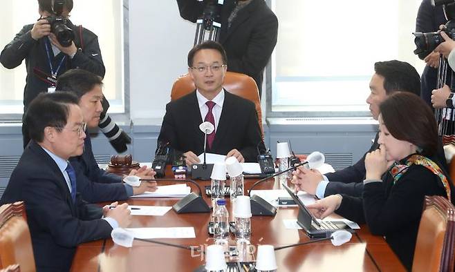 17일 국회에서 열린 국회 정치개혁특별위원회 정치관계법 개선 소위원회에서 조해진 소위원장(가운데)이 회의를 주재하고 있다. 소위원회는 국회의원 선거제도 개선(복수)안의 전원위원회 논의를 위한 결의안 작성의 건을 논의했다. (왼쪽부터) 더불어민주당 허영, 김영배 의원, 조 소위원장, 정희용 국민의힘 의원, 심상정 정의당 의원. ⓒ데일리안 박항구 기자