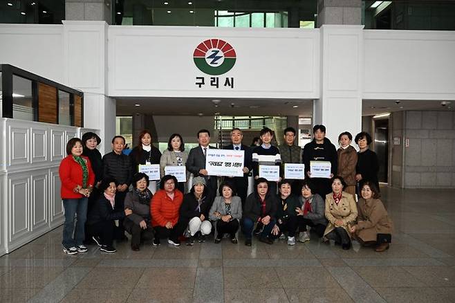 구리시가 구리발전추진시민연대로부터 ‘구리대교’ 명명을 위한 시민들의 서명부를 전달받았다.ⓒ구리시