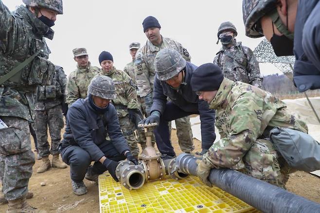 육군은 17일 한미연합 군수지원훈련 모습을 공개했다. 사진은 강원도 철원군 일대에서 실시 중인 FS/TIGER 연합군수지원훈련에서 한미 장병들이 연합 유류탱크 설치를 위해 주유 연결구를 결합하는 모습. 사진=육군 제공