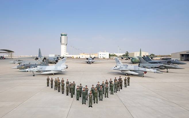 공군이 2월 26일부터 17일까지 UAE 아부다비의 알 다프라(Al Dhafra) 기지에서 UAE 공군사령부가 주관하는 다국적 연합훈련 '23년 데저트 플래그(Desert Flag) 훈련'에 참여한 가운데, 한국 공군 훈련요원들이 C-130 수송기와 훈련 참가국들의 항공기 앞에서 기념촬영을 하고 있다. 사진=공군 제공