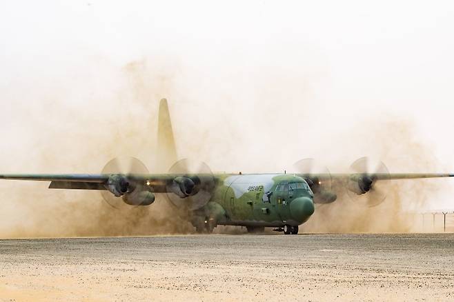 우리 공군의 C-130 수송기가 험지 이착륙 훈련에서 비포장 활주로에 착륙하고 있다. 공군은 2월 26일부터 3월 17일까지 UAE 아부다비의 알 다프라(Al Dhafra) 기지에서 UAE 공군사령부가 주관하는 다국적 연합훈련인 '23년 데저트 플래그(Desert Flag) 훈련'에 참가했다. 사진=공군