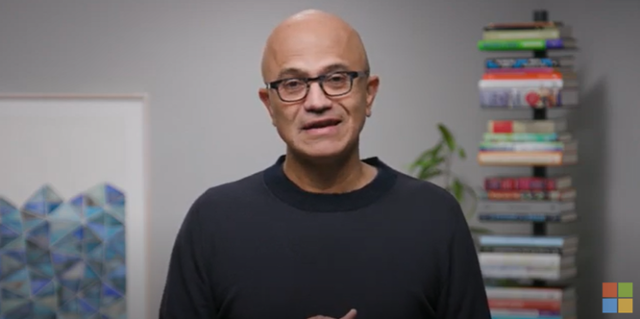 사티아 나델라 마이크로소프트(MS) 최고경영자가 워드, 엑셀, 파워포인트 등 사무용 소프트웨어(SW)에 생성형 인공지능(AI) 기술을 탑재한다고 16일(현지시간) 발표하고 있다. MS 영상 캡처