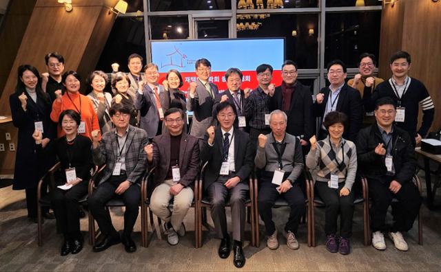지난달 17일 서울 강남구 고려대의료원 청담 고영캠퍼스에서 열린 대한재택의료학회 발기인 모임 참석자들이 기념사진을 찍고 있다. 재택의료학회 제공