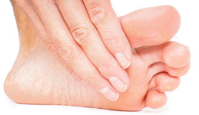 발바닥 각질을 무턱대고 손톱으로 뜯어 제거하면 피부를 자극하고 감염을 일으킬 수 있다./사진=클립아트코리아