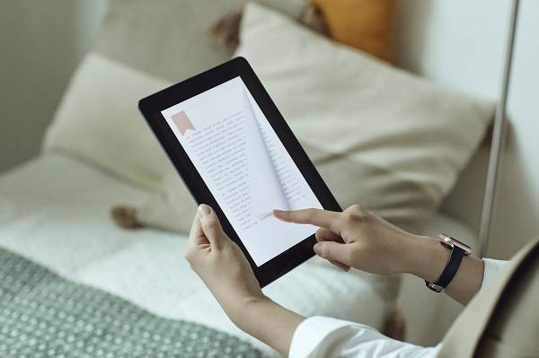 스마트폰이나 태블릿으로 책을 볼 때는 눈과 화면의 거리를 40cm 이상 유지하고, 30분마다 휴식을 취하며, 틈틈이 심호흡을 하는 게 좋다./사진=클립아트코리아