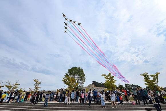 블랙이글스 특수비행팀이 에어쇼를 펼치고 있다.[사진=김제시청]