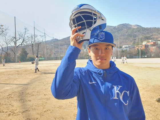 한국인 1호 포수 메이저리거를 꿈꾸는 엄형찬. 지난해 캔자스시티와 깜짝 계약한 엄형찬이 모교인 경기상고에서 포즈를 취하고 있다. 고봉준 기자