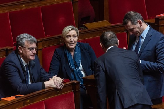 프랑스의 극우 성향 정치인 마린 르펜(왼쪽 두번째) 국민연합 대표가 14일(현지시간) 의회에서 동료들과 이야기하며 미소 짓고 있다. EPA=연합뉴스