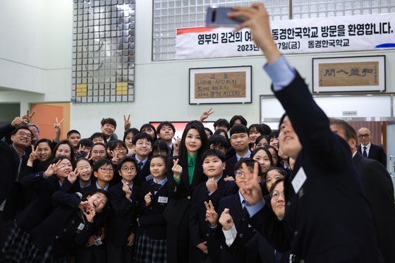 김건희 여사가 17일 일본 도쿄 동경한국학교를 방문, 학생들과 사진촬영을 하고 있다. 연합뉴스