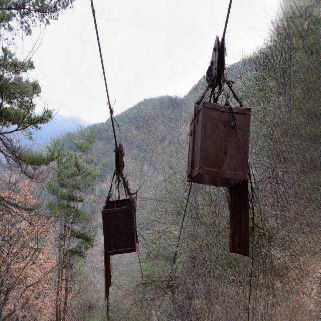 ▲ 일제가 철광석 운반을 위해 설치한 소리개차의 케이블에 걸려있는 운반함 모습.