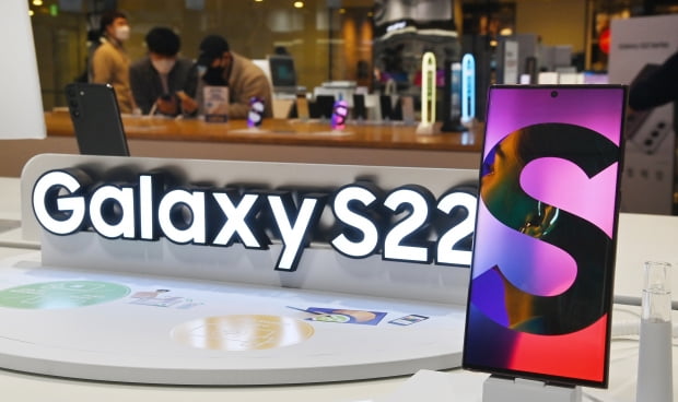 서울 서초구 삼성딜라이트에서 시민들이 삼성전자 스마트폰 '갤럭시S22' 시리즈를 체험하고 있다.  /김범준 기자