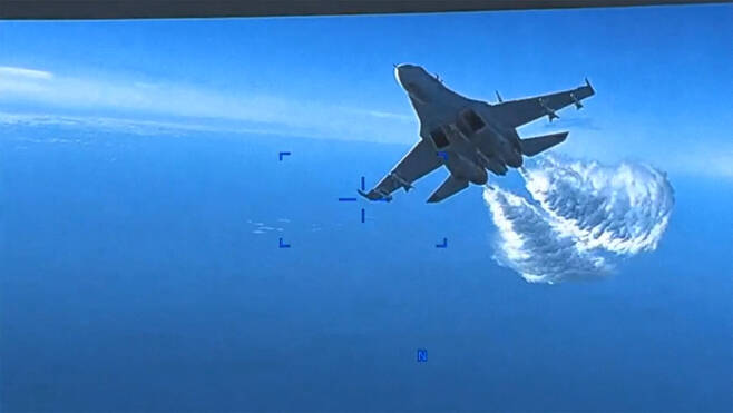 16일(현지시간) 미군 유럽사령부가 공개한 42초 분량의 영상에는 14일 흑해 상공에서 러시아 전투기 Su-27이 연료를 뿌리며 미국의 MQ-9 무인기로 접근하는 모습이 담겼다. AFP연합뉴스/USEUCOM
