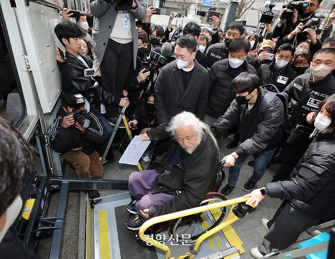 장애인 권리 예산 등을 요구하며 지하철 탑승 시위를 주도해 온 박경석 전국장애인차별철폐연대 상임대표가 17일 서울 종로구 서울경찰청 앞에서 자신의 체포영장 발부에 대한 입장을 밝힌 뒤 남대문경찰서로 향하는 호송차에 오르고 있다. 강윤중 기자