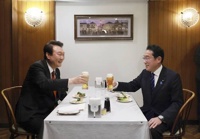 윤석열 대통령과 기시다 후미오 일본 총리가 지난 16일 일본 도쿄 긴자의 경양식집 ‘렌가테이’에서 술잔을 부딪치고 있다. 이 식당은 일본식 돈가스와 오므라이스의 발상지로 알려진 곳이다. AP 연합뉴스