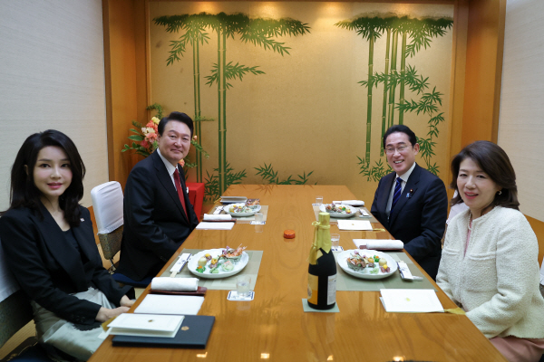 일본을 방문한 윤석열 대통령과 김건희 여사가 기시다 후미오 일본 총리 부부와 16일 도쿄 긴자의 한 스키야키·샤부샤부 전문점에서 만찬을 하고 있다. 2023.3.16 연합뉴스