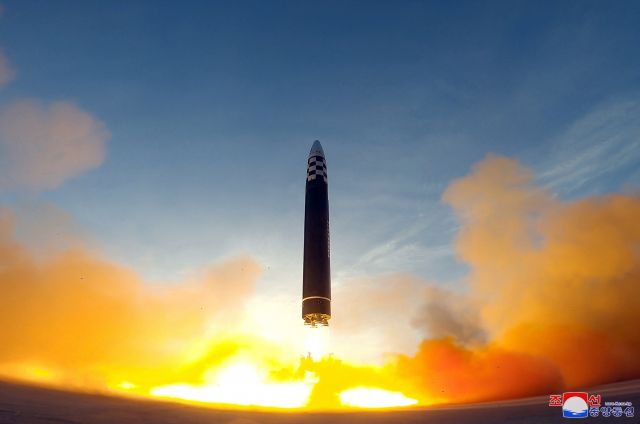 김정은 북한 국무위원장이 전날 대륙간탄도미사일(ICBM) '화성-17형' 발사훈련을 현지지도했다고 조선중앙통신이 17일 밝혔다. 연합뉴스