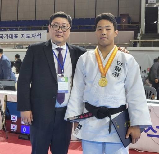 2023 순천만국가정원컵 전국유도대회에서 남중부 81㎏급서 우승한 백준호가 강준규 양평G스포츠클럽 감독과 기념촬영을 하고 있다.양평군G스포츠클럽 제공