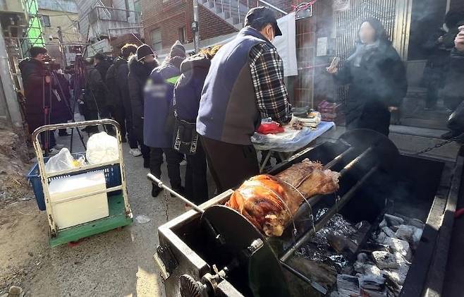 지난해 대구 북구 대현동 이슬람 사원 공사장 앞에서 '대현동 이슬람사원 건립 반대 비대위'가 통돼지 바비큐 행사를 열었다. 2022.12.15/사진=연합뉴스