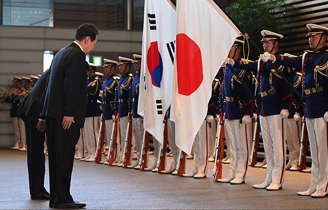 ▲1박2일 일정으로 일본을 방문한 윤석열 대통령이 16일 오후 일본 도쿄 총리 관저에서 기시다 후미오 총리와 의장대 사열을 하며 양국 국기에 예를 갖추고 있다. ⓒ연합뉴스