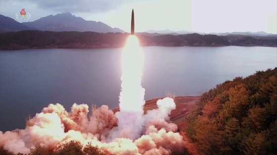 북한은 전날 황해남도 장연군 일대에서 지대지 전술탄도미사일 2발을 사격했다고 15일 밝혔다.[사진=조선중앙TV]