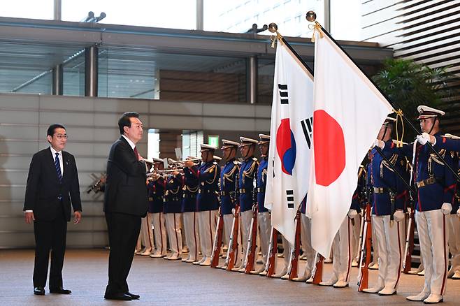 1박2일 일정으로 일본을 방문한 윤석열 대통령이 16일 오후 일본 도쿄 총리 관저에서 기시다 후미오 총리와 의장대 사열에 앞서 국기에 경례하고 있다. 2023.3.16 [연합뉴스]