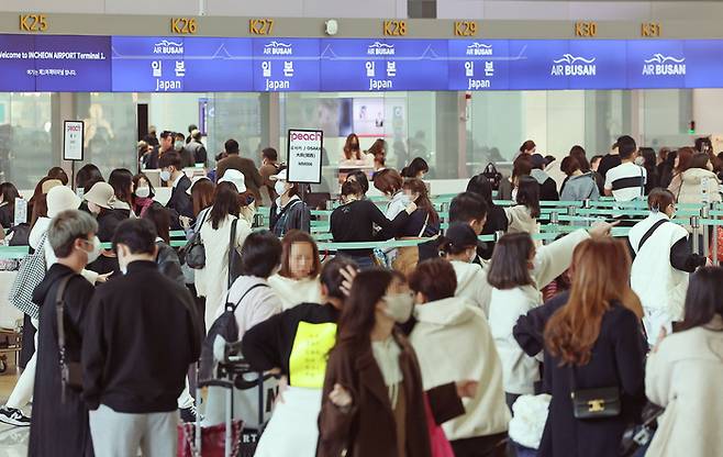 지난 14일 인천국제공항 1터미널 출국장에서 이용객들이 출국 수속을 밟는 모습. [사진 출처 = 연합뉴스]