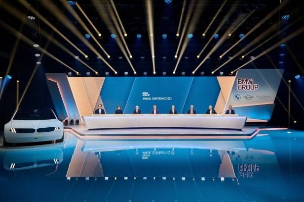 BMW그룹 경영이사회 보드멤버와 올리버 집세 BMW 그룹 회장(왼쪽부터 5번째) [사진제공=BMW그룹코리아]