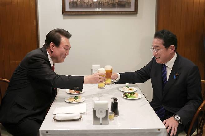 지난 16일 윤석열 대통령과 기시다 후미오 일본 총리가 만찬 뒤 친교의 시간을 마치고 도쿄 긴자에 위치한 렌가테이에서 맥주로 건배를 하고 있다.  <도쿄/이승환 기자>