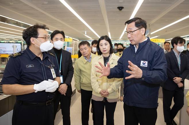 어명소 국토교통부 2차관은 17일 오전 인천공항 제1터미널을 찾아 공항 보안검색 현장을 점검했다.