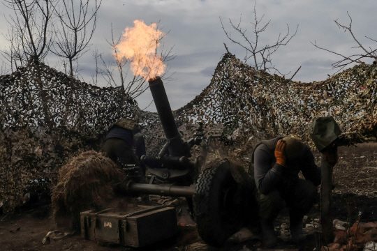 지난 6일(현지시간) 우크라이나군이 동부지역 격전지 바흐무트에서 러시아 진영을 향해 박격포를 발사하고 있다. 로이터·연합뉴스
