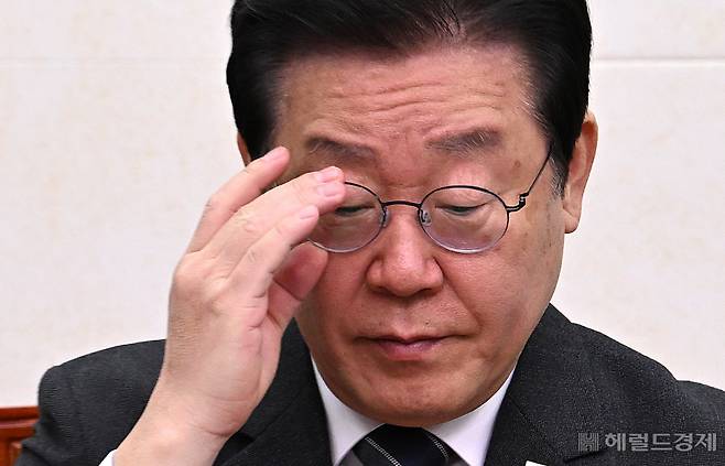 이재명 더불어민주당 대표가 17일 서울 영등포구 여의도 국회에서 열린 더불어민주당 최고위원회의에 참석해 안경을 매만지고 있다. 임세준 기자