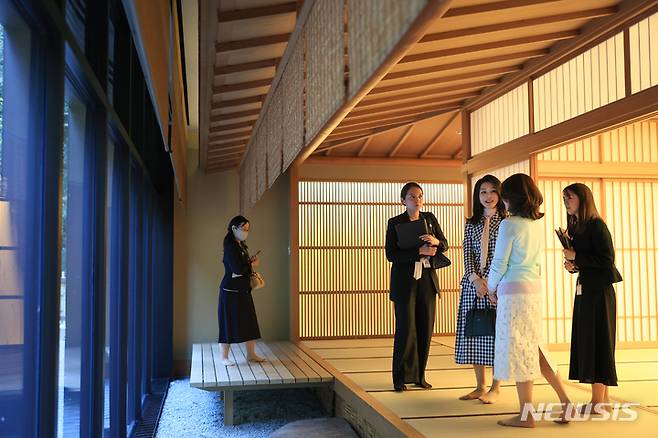 [도쿄=뉴시스] 전신 기자 = 윤석열 대통령 부인 김건희 여사가 지난 16일 도쿄 총리 공저에서 기시다 일본 총리 부인 기시다 유코 여사와 공저 내부를 둘러보고 있다. 2023.03.17. photo1006@newsis.com