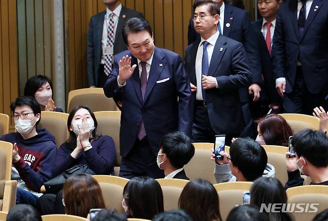 [도쿄=뉴시스] 전신 기자 = 윤석열 대통령이 17일 도쿄 게이오대에서 일본 학생들과 한국인 유학생들을 상대로 한일 미래세대 강연을 위해 입장하고 있다. 2023.03.17. photo1006@newsis.com