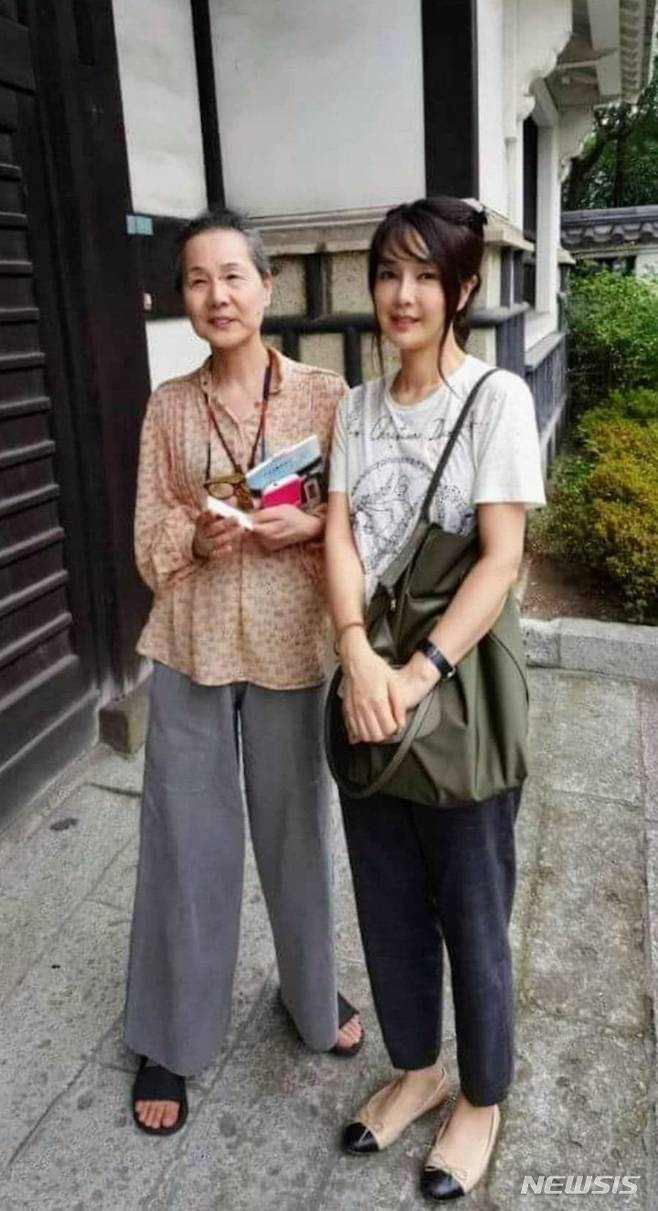 [도쿄=뉴시스] 전신 기자 = 윤석열 대통령 부인 김건희 여사가 17일 도쿄 민예관을 방문했다. 사진은 지난 2017년 여름 민예관 방문시 윤 대통령이 찍어준 모습. 2023.03.17. photo1006@newsis.com