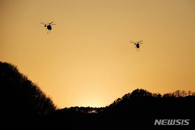 [합천=뉴시스] 차용현 기자 = 8일 오후 경남 합천군 용주면 월평리 야산에서 발생한 산불이 확산되고 있는 가운데 산불진화헬기가 진화작업을 펼치고 있다. 2023.03.08 con@newsis.com