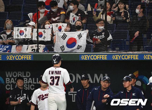 [OSEN=도쿄(일본), 손용호 기자] 이강철 감독이 이끄는 대한민국 대표팀이 12일 오후 일본 도쿄돔에서 2023 월드베이스볼클래식(WBC) B조 1라운드 3차전 체코와의 경기를 가졌다.1회말 1사 3루 한국 이정후의 선제 적시타 때 홈을 밟은 3루주자 박건우가 더그아웃에서 이강철 감독과 하이파이브를 하고 있다. 2023.03.12 /spjj@osen.co.kr