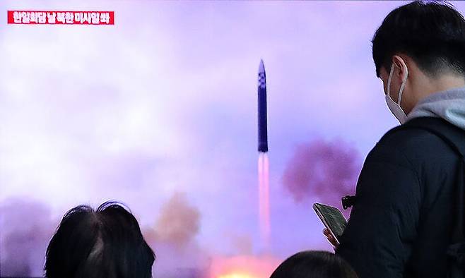 16일 서울역 대합실에서 시민들이 북한의 탄도미사일 발사 관련 뉴스를 바라보고 있다. 뉴스1
