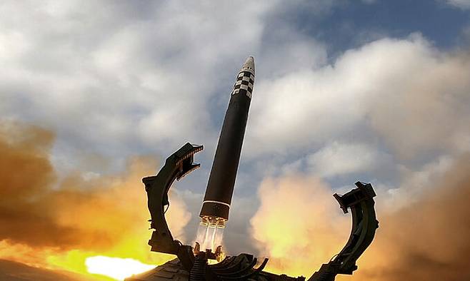 북한의 대륙간탄도미사일(ICBM) '화성-17형'의 시험발사 모습. 평양=노동신문·뉴스1