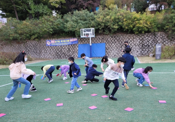 서울 중구 어린이들이 균형 감각, 협동심 등을 키우는 신체 놀이를 하고 있다. 중구 제공