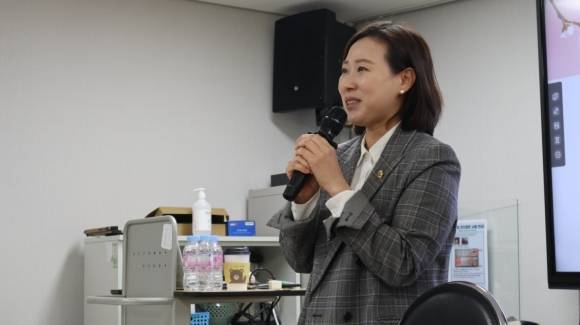 ‘시니어를 위한 봄꽃처럼 아름다운 메이크업 특강’ 행사에 참석해 축사를 하는 이새날 의원