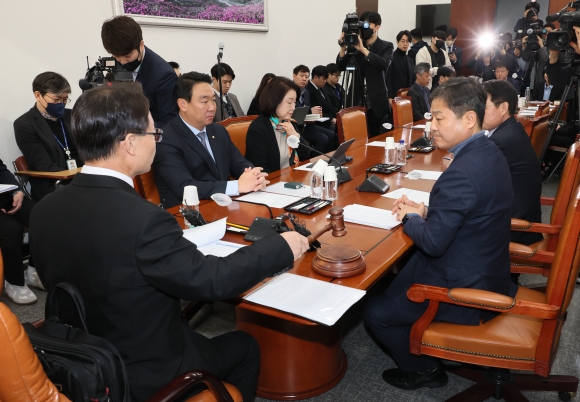 국회 정개특위 정치관계법개선소위원회 - 17일 오전 국회에서 열린 정치개혁특별위원회 정치관계법개선소위원회에서 조해진 위원장이 의사봉을 두드리고 있다. 연합뉴스