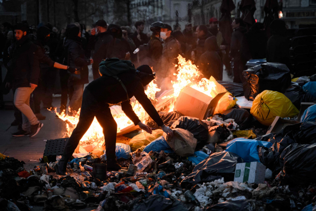 프랑스 연금 개혁 법안에 반대하는 시위가 열린 16일(현지 시간) 프랑스 서부 낭트 거리에 쌓인 쓰레기가 불타고 있다. AFP연합뉴스