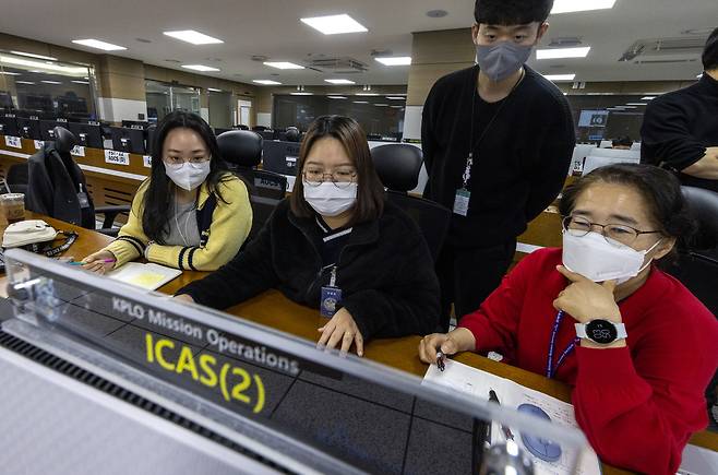 한국항공우주연구원 임조령 박사(오른쪽)와 ICAS 파트 담당자들이 다누리가 찍은 이미지를 처리하고 있다. ⓒ시사IN 조남진