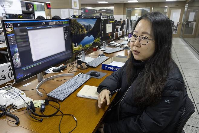 한국항공우주연구원 배종희 박사가 다누리 관제실 내 본인의 자리에서 비행분석 파트의 업무를 설명하고 있다. ⓒ시사IN 조남진