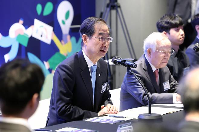 한덕수 국무총리가 17일 오전 경기도 성남 카카오 판교 아지트에서 열린 청년 함께 기업(氣-UP) 현장 방문 1차 행사 청년도약 멤버십 가입증서 수여식에서 인사말을 하고 있다. ⓒ연합뉴스