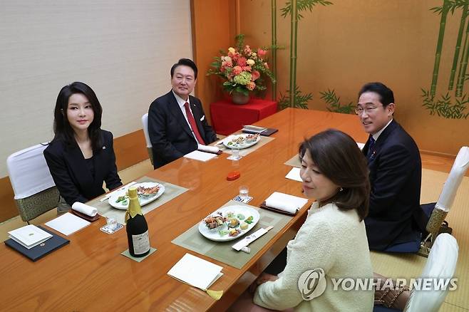 만찬 갖는 윤석열 대통령과 기시다 일본 총리 부부 (도쿄=연합뉴스) 안정원 기자 = 1박2일간의 일정으로 일본을 방문한 윤석열 대통령과 김건희 여사가 기시다 후미오 일본 총리 부부와 16일 도쿄 긴자의 한 스키야키·샤부샤부 전문점에서 만찬을 하고 있다. 2023.3.16 jeong@yna.co.kr