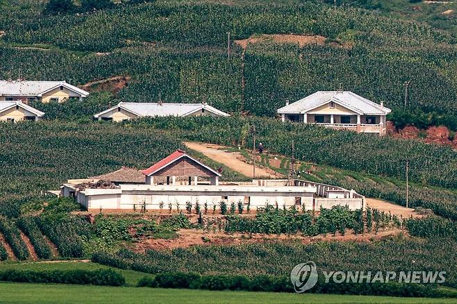 지난해 7월 농사일하는 북한 주민 모습 [연합뉴스 자료사진. 재판매 및 DB 금지]
