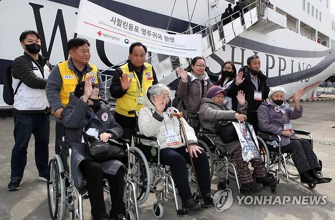 "감격스러워요" 고국 땅 밟은 사할린 동포들 (동해=연합뉴스) 유형재 기자 = 우크라이나 사태로 하늘길이 막혀 애를 태웠던 영주귀국 사할린 동포들이 17일 처음으로 뱃길로 입국했다.
    이날 오후 강원 동해항으로 입국한 사할린 동포 63명이 고국 땅을 밟고 감격스러워하고 있다. 2023.3.17 yoo21@yna.co.kr