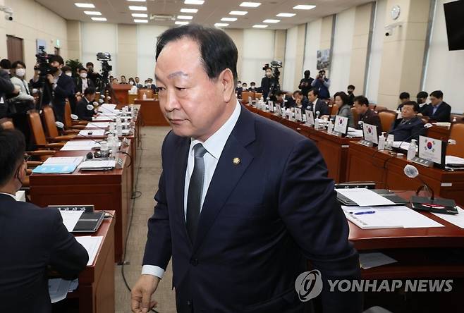 국방위 파행.. 회의장 나서는 한기호 국방위원장 (서울=연합뉴스) 이정훈 기자 = 한기호 국회 국방위원장이 17일 오전 국회 국방위원회 전체회의장에서 더불어민주당 위원들에게 의원석에 게시된 피켓을 떼 달라고 요청하다 받아들여지지 않자 회의장을 나서고 있다. 2023.3.17 uwg806@yna.co.kr