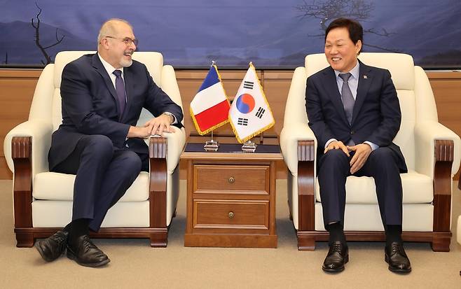 주한 프랑스대사 접견하는 박완수 경남지사(오른쪽) [경남도 제공. 재판매 및 DB 금지]